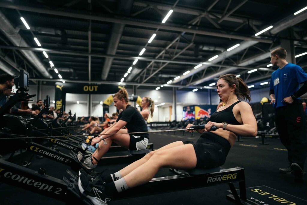 Kvinna som använder RowErg under en tävling